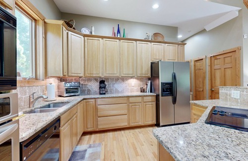 Alexander House | 5-Acre Hideaway | Screened Porch | Tall Ceilings, Office Loft | Wildlife