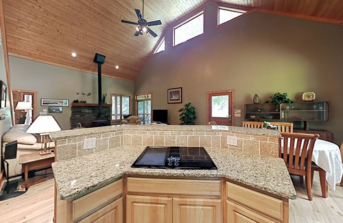 Alexander House | 5-Acre Hideaway | Screened Porch | Tall Ceilings, Office Loft | Wildlife
