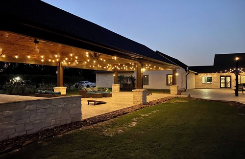 La Porte House | 5 Acre Resort Property. Close to Kemah Boardwalk, Galveston, Houston and more!