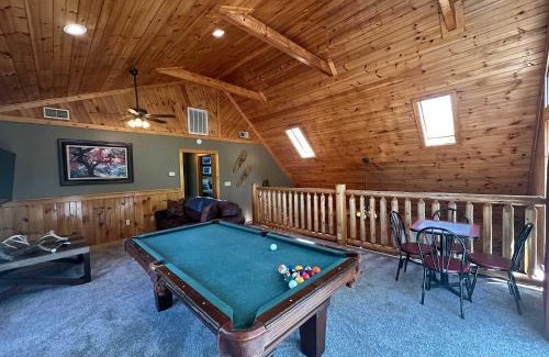 Dandridge House | 5 BDR for 20 with Hot Tub Pool Table & Lake View
