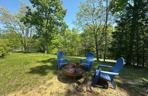 Dandridge House | 5 BDR for 20 with Hot Tub Pool Table & Lake View