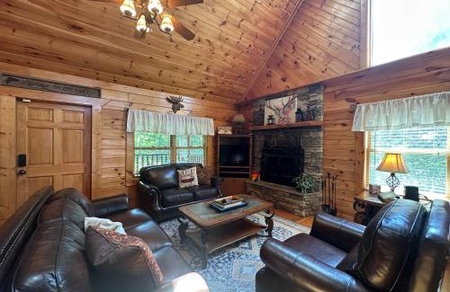 Dandridge House | 5 BDR for 20 with Hot Tub Pool Table & Lake View