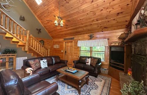 Dandridge House | 5 BDR for 20 with Hot Tub Pool Table & Lake View