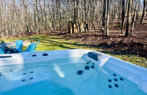 East Stroudsburg Villa | 5 BDR Poconos Villa ~ Large Hot Tub ~ Game Room ~ Privacy