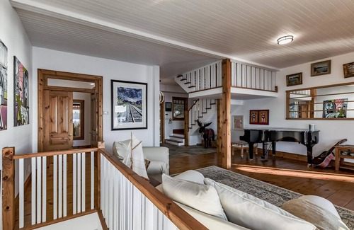 Bracebridge Cottage | 5 bdrm + 2 BH & bunkie, 5 bath cottage! Lake Muskoka, Sunsets! Privacy! Sauna!