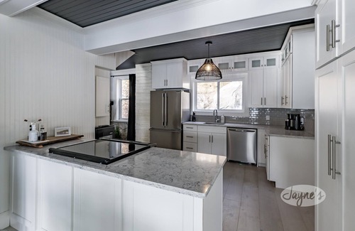 Port Carling Cottage | 5 bdrm, 3 bath, Muskoka Room, Private, Walking distance to Port Carling!