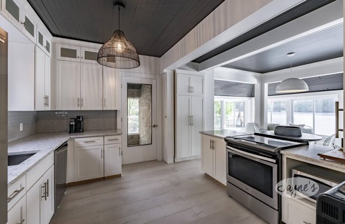 Port Carling Cottage | 5 bdrm, 3 bath, Muskoka Room, Private, Walking distance to Port Carling!