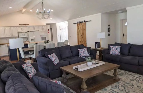 Eatonton House | 5 Bdrm, Amazing Sunsets, deck, flat yard, dock, boathouse, beach, kayaks.n