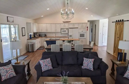 Eatonton House | 5 Bdrm, Amazing Sunsets, deck, flat yard, dock, boathouse, beach, kayaks.n