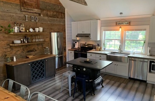 Scarborough House | 5 bed 2Bath fully remodeled farmhouse near Beaches, Portland, Airport & Hiking