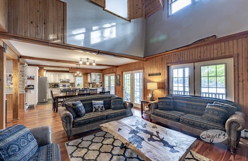 Bala Cottage | 5 bed 3 bath cottage on Moon River