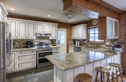 Bala Cottage | 5 bed 3 bath cottage on Moon River