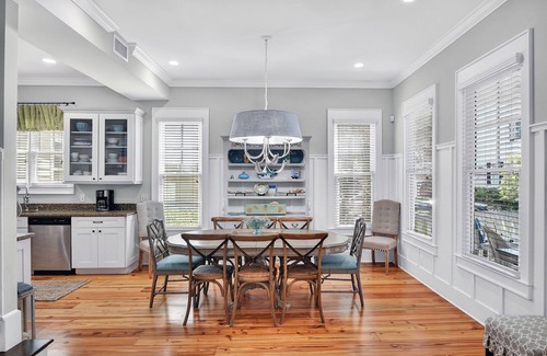 King City House | 5 bed/4.5 bath beach cottage - Walking distance to St Simons Pier & Village!
