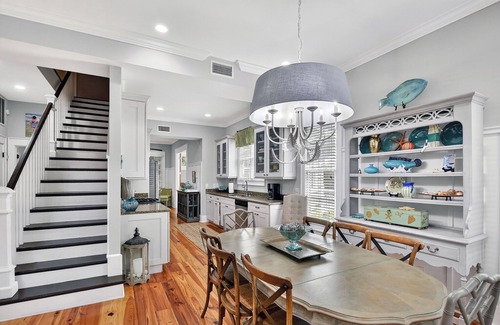 King City House | 5 bed/4.5 bath beach cottage - Walking distance to St Simons Pier & Village!