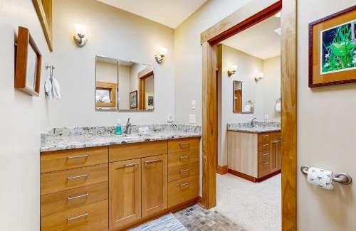 Tuckasegee House | 5 Bed 4 Bath Vacation home in Tuckasegee