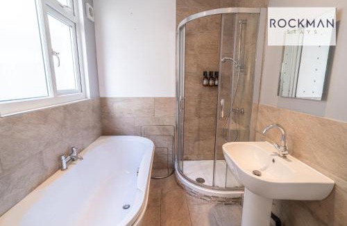 Southend-on-Sea Apartment | 5 Bed Apartment Close To Beach with Off-street parking - Perfect for Contractors - Fast Wi-Fi - Close to beach