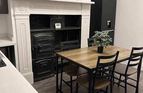 Trafford Apartment | 5-bed Apartment in Altrincham Near Airport