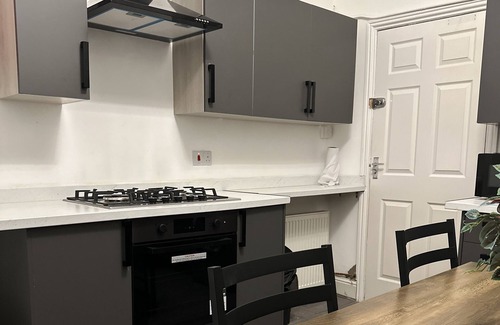 Trafford Apartment | 5-Bed Apartment in Altrincham near airport