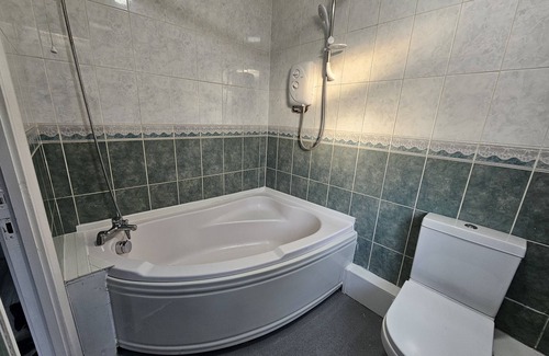 Havering House | 5 Bed Family Home - Spacious and Stylish with garden views - Greater London