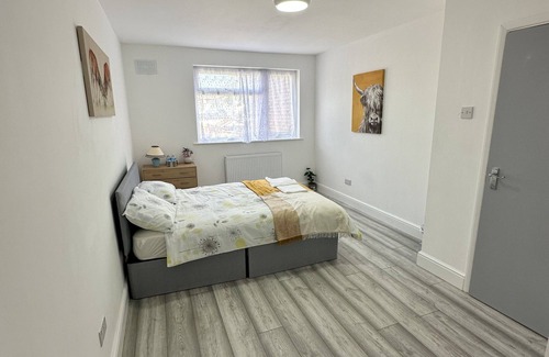 Havering House | 5 Bed Family Home - Spacious and Stylish with garden views - Greater London