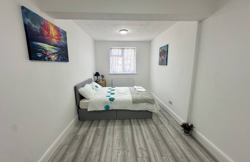 Havering House | 5 Bed Family Home - Spacious and Stylish with garden views - Greater London