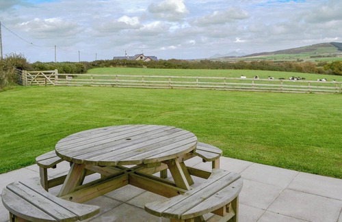 Garn Fadryn Cottage | 5 bedroom accommodation in Llangwnnadl near Pwllheli