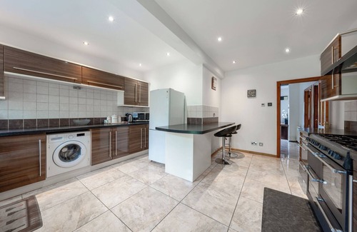 Underhill House | 5- bed gem in Barnet, Short let Luxury Awaits