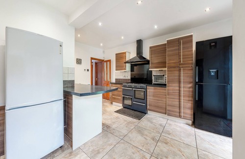 Underhill House | 5- bed gem in Barnet, Short let Luxury Awaits