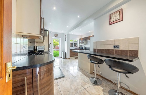 Underhill House | 5- bed gem in Barnet, Short let Luxury Awaits