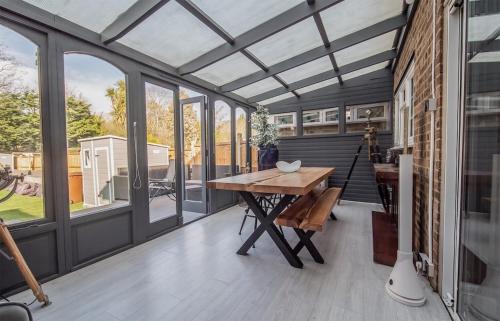 Bredhurst Apartment | 5 Bed Gem plus Private Garden Studio