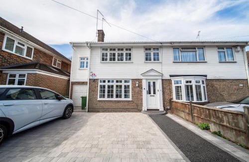Bredhurst Apartment | 5 Bed Gem plus Private Garden Studio