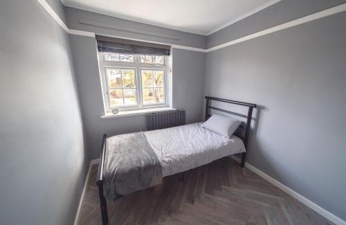 Bredhurst Apartment | 5 Bed Gem plus Private Garden Studio