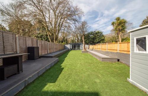 Bredhurst Apartment | 5 Bed Gem plus Private Garden Studio