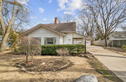 Russell House | 5 Bed Home w/Big Yard & Front Porch by Navy Base