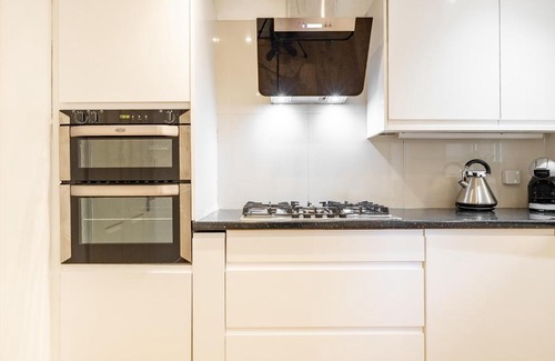 Runnymede House | 5 Bed House Heathrow Egham Virginia Water Sleeps 7 or Up To 8 If Sharing Beds, Mid To Long Term Bookings Welcome