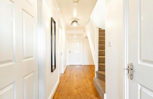 Runnymede House | 5 Bed House Heathrow Egham Virginia Water Sleeps 7 or Up To 8 If Sharing Beds, Mid To Long Term Bookings Welcome
