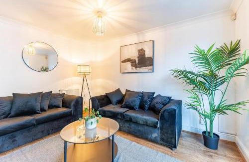 Runnymede House | 5 Bed House Heathrow Egham Virginia Water Sleeps 7 or Up To 8 If Sharing Beds, Mid To Long Term Bookings Welcome