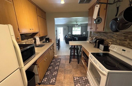 West Des Moines House | 5 Bedroom 2 Bathroom Suite in a Large 7 Bedroom Home
