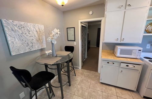 West Des Moines House | 5 Bedroom 2 Bathroom Suite in a Large 7 Bedroom Home
