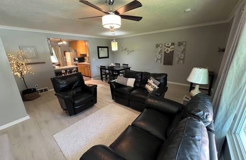 West Des Moines House | 5 Bedroom 2 Bathroom Suite in a Large 7 Bedroom Home