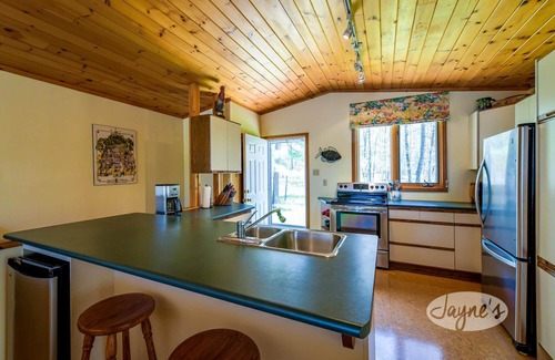 Bracebridge Cottage | 5 bedroom, 2 bath, Eilean Gowan Island, Lake Muskoka! Minutes to Bracebridge!