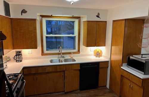 Milwaukee House | 5 bedroom - 2 full Bath , Proj TV. 2 Car Garage. 1st Floor shower + "Q" bedn