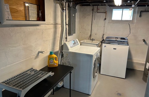 Milwaukee House | 5 bedroom - 2 full Bath , Proj TV. 2 Car Garage. 1st Floor shower + "Q" bedn