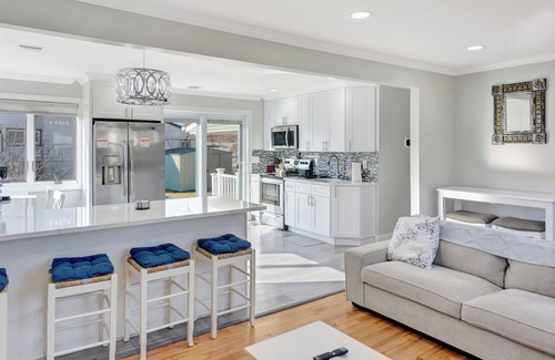Uniondale House | 5-Bedroom, 3-Bath Retreat Sleeps 10 Free Parking & Modern Upgrades