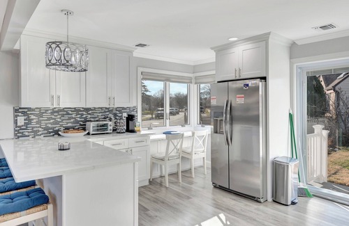 Uniondale House | 5-Bedroom, 3-Bath Retreat Sleeps 10 Free Parking & Modern Upgrades
