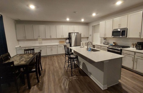 Avon House | 5-bedroom 4-bathroom big spacious residence