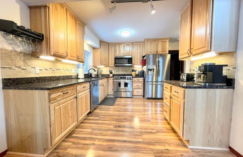 Sunriver House | ★5 Bedroom-4200sf Retreat- Near SHARC & Village - A/C - Hot Tub - SHARC passes ★