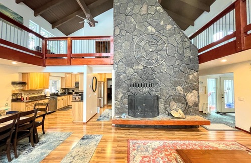 Sunriver House | ★5 Bedroom-4200sf Retreat- Near SHARC & Village - A/C - Hot Tub - SHARC passes ★