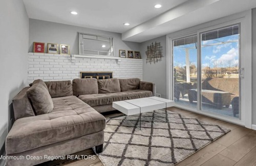 Oakhurst Apartment | 5 Bedroom 613338 by Houzlet
