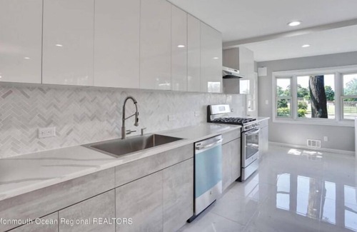 Oakhurst Apartment | 5 Bedroom 613338 by Houzlet
